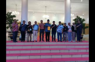 Gubernur Mahyeldi bertemu Yayasan FIELD Indonesia aprediasi program pertanian udara bersih, Sabtu 11/3-2023 di Istana Gubernuran Sumbar. (sis) 