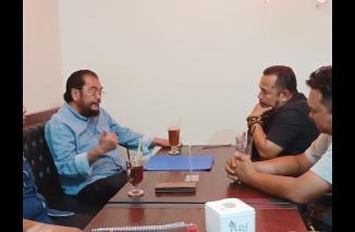 Ketua Dewan Pembina JPS Leonardy Harmainy berdiskusi denga Ketua JPS Adrian Tuswandi,  Senin 13 Maret 2023 di Clayton Cafe Padang. (zul) 