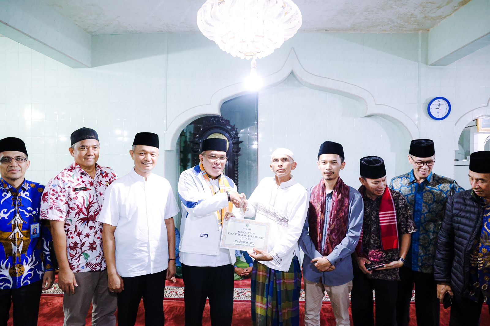 Tim IV Safari Ramadhan Pemprov Sumbar dipimpin Supardi kunjungi Mahek dan beri bantuan Rp 50 juta ke masjid di nagari itu. (ck) 