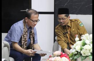 Gede Narayana tengah cek fakta soal inovasi Sekwan DPRD Sumbar yang masuk NOMINASI ANUGERAH TINARBUKA 2023, Senin 10/5-2023. (grp) 
