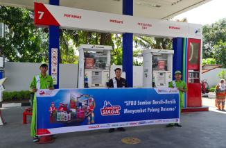 Aksi bersih SPBU se Sumbar sambut pemudik dan beri nyaman pemudik, Sabtu 15 April 2023. (ck) 