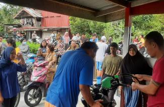 Siberut terancam kosong BBM, besok hingga Lebaran Idul Fitri.. gawett, suasana antri berebut BBM, Senin 17/4-2023. (dok) 