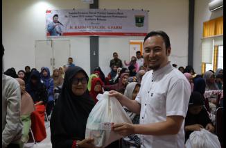 Sekretaris Umum DPW PKS Sumbar, H. Rahmat Saleh, S. Farm., didampingi oleh sejumlah pengurus lainnya membagikan 100 paket lebaran kepada masyarakat di sekitar kantor DPW PKS, Koto Tangah, Kota Padang, Selasa (18/4/2023) sore. (Sumber : Istimewa) 