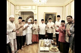 Anies-AHY saat silaturahmi lebaran ke rumah Habib Salim Segaf, tersirat Anies-AHY  menunggu surat resmi tiga Parpol Koalisi Perubahan, Sabtu 22/4-2023. (dok/bakomstra) 