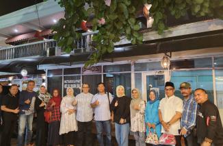 Ayo Merahkan Jalan Pancasila Padang, Halal bi Halal Alumni Hukum se Dunia, Minggu 30 April 2023. (dri) Ketua Panitia HBH Akbar Helsi Yasin (kiri) laporkan persiapan silturahmi akbar pada Ketum DPP IKA FH UNAND Dr Prim Haryadi, Selasa 25/4-2023. (dri) Radi