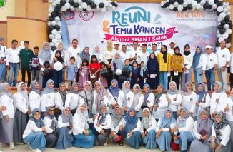 Hebohh Reuni SMA Negeri 1 Solok angkatan 1991, Selasa 25/4-2023, Dt Menda jadi panghulu alumni angkatan. (dok) Penyerahan usai ditandatanani bukti komitmen bersama para alumnus dari ketua sebelumnya H.Endrizon Roza,SH kepada Ketua terpilih M.A.Dalmenda Dt