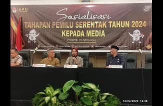 Ketua KPU Sumbar Yanuk Sri Mulyani pamit ke wartawan, Minggu 16 April 2023 di Hotel Pangeran Beach. (dri) 