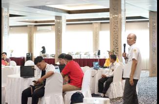 Rahman Kasubag Teknis KPU Sumbar tengah memandu pendaftatan Bacalon DPD RI, Sabtu 6/5-2023  (dok) 