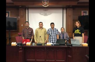 Pelatihan tentang Cek Fakta ini berlangsung dua hari itu dibuka Wakil Dekan III, Hayyu Darman Moenir dengan moderator Pembina  Persma Alinea M.A.Dalmenda, Senin (8/5/2023), di ruang sidang Dekanat FISIP UNAND. (Sumber : Istimewa) 