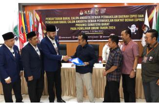 Ketua Partai Nasdem yang juga Fadly Amran Dt Paduko Malang, bersama pengurus dan bacaleg mendatangi KPU Sumbar diterima langsung oleh Komisioner KPU Sumbar Gebril Daulay dan Yuzalmon beserta Komisioner Bawaslu di Aula KPU Prov Sumbar, hari ini (11/5/2023)