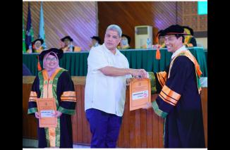Dekan FISIP UNAND Dr.Azwar. M.Si pada Lustrum Keenam bertemakan “Bergerak Maju menjadi Fakultas Terkemuka Untuk Kedjadjaan Bangsa” dengan menggelar rapat senat terbuka, Kamis (11/5) di Gedung Auditorium Kampus Limau Manis. (Sumber : Istimewa) 