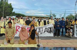Para Guru honorer melakukan demo terkait keterlambatan pembayaran gaji honorer yang belum dibayarkan. (Sumber : Istimewa)