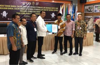 Bakal calon (balon) anggota DPD RI asal Sumbar, Hendra Irwan Rahim datang mendaftar ke KPU Sumbar, Jumat (12/5). (Sumber : Istimewa) 