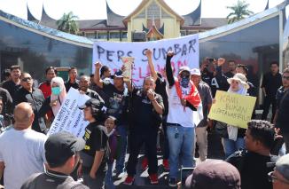 Demo wartawan bertajuk Pers "Sumbar Melawan", di Kantor Gubernur Provinsi Sumatera Barat, Rabu (10/5/2023). (Sumber : Istimewa) 
