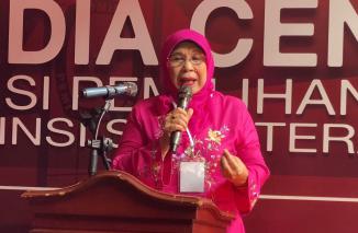 Serba Pink, Uni Emma daftar Calon DPD RI ke KPU Sumbar, Jumat 12/5-2023. (dok) 