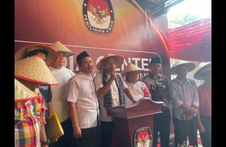 Nurkhalis Siap Bertarung DPD RI, Teriakan Petani Menang Bergema di KPU Sumbar, Sabtu (13/5/2023). (Sumber : Istimewa) 