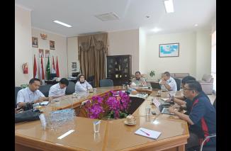 Senator DPD RI Leonardy Harmainy berdiskusi dengan Kepala Bappeda Sumbar, H. Medi Iswandi, ST MM di kantor Bappeda Sumbar, Rabu (10/5/2023). (Sumber : Istimewa) 