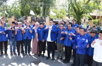 Ketua DPW Partai Demokrat Sumbar, H. Mulyadi bersama Sekjen Doni Harsiva Yandra serta sejumlah pengurus mendaftarkan Bacaleg DPRD Sumbar untuk Pemilu 2024 ke KPU Provsinsi Sumatera Barat, Minggu (14/5/2023). (Sumber : Istimewa)