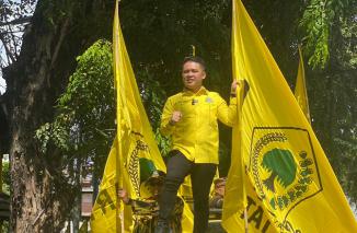 Ketua DPD Partai Golkar Kota Padang Muhammad Iqra Chissa Putra dan sekretaris Zulhardi Z, di dampingi beberapa fungsionaris Partai Golkar mendaftarkan calon legislatif (Caleg) potensial ke KPU Kota Padang, Minggu (14/5/2023). (Sumber : Istimewa) 