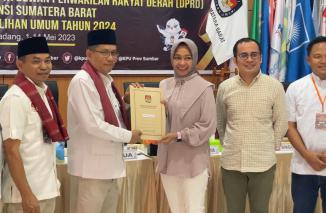 Evi Yandri serahkan berkas Caleg ke KPU Sumbar, sebut 25 persen Caleg muda, Minggu 14/5-2023.(ck) 