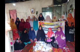 Anggota DPR  RI asal Sumatera Barat, Hj. Nevi Zuairina meneruskan program berbagi sembako di bulan Syawal. (Sumber : Istimewa)