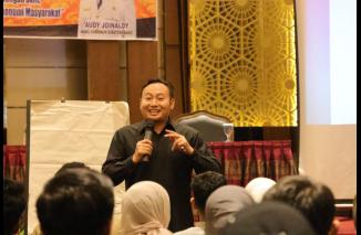 Anggota DPRD Sumbar dari PKS yang maju Caleg DPR RI Rahmat Saleh motivasi 130 millenial menjadi entrepreneur, Jumat 19/5-2023.(dok) 