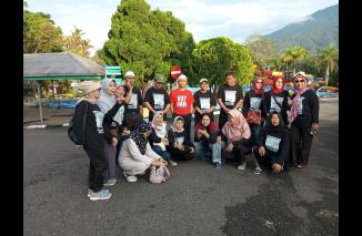 Ikatan alumni wartawan dan karyawan Harian Umum Semangat yang terbit pada 1965-2000 mengadakan acara Halal bi halal, Sabtu (20/5) di Mifan Waterpark, Padang Panjang. (Sumber : Istimewa) 