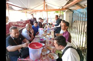 Anggota KPU Provinsi Sumatera Barat, Amnasmen hari ini gelar balanjuang bertajuk Bapisah Bukannyo Bacarai, Senin (22/5/2023), di kedai depan KPU Sumbar. (Sumber : Istimewa) 
