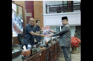 Penyerahan nota pengantar gubernur tentang Ranperda Pajak dan Retribusi Daerah dari fraksi Gerindra pada pimpinan DPRD dan Gubernur dalam Rapat Paripurna DPRD Sumbar, Selasa (23/5-2023). (Sumber : Istimewa)
