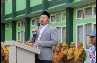 Ayo pelajar millenial kejar cita-cita setinggi langit, Rahmat Saleh: Insya allah dimudahkan Allah dalam Program Goes To School Sumbar Cerdas ini di SMA Negeri 1 Solok Selatan. (Sumber : Istimewa) 