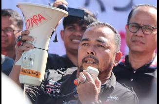 Ketua Jaringan Pemred Sumbar (JPS), Adrian Tuswandi dalam Aksi pers Sumbar melawan di depan kantor Gubernur Sumbar, rabu (10/5-2023). (Sumber : Istimewa) 
