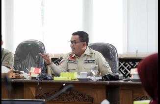 Masyarakat adat Nagari Aia Gadang, Kabupaten Pasaman Barat, Sumatera Barat mendatangi DPRD Sumatera Barat diterima langsung oleh Komisi II DPRD Sumatera Barat, Samsul Bahri. (Sumber : Istimewa)