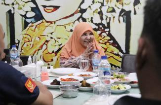Pertemuan dengan wartawan, Bu Hj Nevi (sapaan pers ke Hj Nevi Zuairina,-red) mengatakan tidak mudah menjembatani aspirasi rakyat dengan stake holder di pemerintahan pusat, bertempat di sebuah rumah makan terkenal di Padang, Jumat 26 Mei 2023 malam. (Sumbe