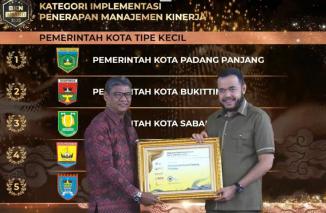 Wali Kota Padang Panjang saat menerima BKN Award 2022 lalu. Tahun ini Padang Panjang kembali meraih penghargaan serupa untuk 4 kategori sekaligus. (Sumber : Istimewa)