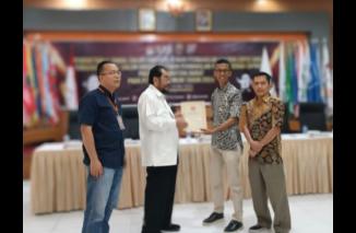 Leonardy mendaftarkan sebagai Calon Anggota DPD RI untuk Pemilu 2024 ke KPU Sumbar diterima langsung oleh komisioner KPU Sumbar, Amnasmen dan Yuzalmon, Selasa (9/5/2023). (Sumber : Istimewa)