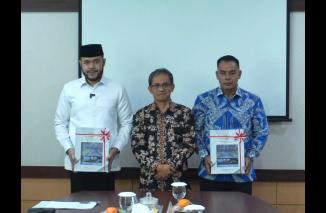 Wali Kota, H. Fadly Amran, BBA Datuak Paduko Malano dan Ketua DPRD, Mardiansyah, A.Md, menerima predikat WTP atas Laporan Keuangan Pemerintah Daerah (LKPD), Kamis (11/5) di Kantor BPK Sumbar. (Sumber : Kominfo Padang Panjang) 