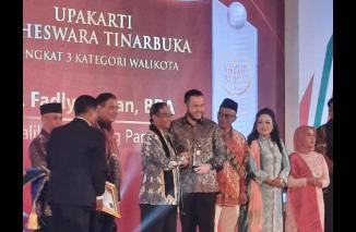 Walikota Padang Panjang, Fadly Amran menerima penghargaan Anugerah Tinarbuka yang diserahkan langsung oleh Menko Polhukam Mahfud MD, Rabu (17/5) di Hotel Libersa, Kampar Riau. (Sumber : Istimewa) 