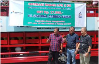 Hiswana Migas memantau langsung operasi pasar gas LPG  3 kg, Surau Lakuak, sei. Jariang , Kecamatan Lubuk Basung, Wilayah Kab. Agam Kamis (8/6). (Sumber : Istimewa) 
