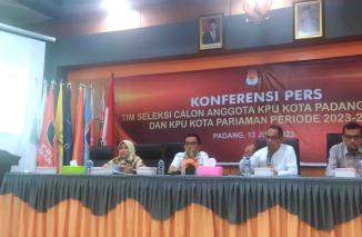 Konferensi pers Pendaftaran Calon Anggota KPU Kota Padang Panjang dan Kota Pariaman periode 2023-2028, bertempat di Aula KPU Prov Sumbar, Selasa (13/06/2023). (Sumber : Istimewa)