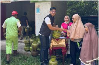 Tim Hiswana Migas Sumbar yakni Ujang UK, Heru Syafrudin, Bayu dan Erid membuktikannya dengan meninjau langsung beberapa titik lokasi pangkalan gas LPG di Kota Payakumbuh dan 50 Kota.  (Sumber : Istimewa) 