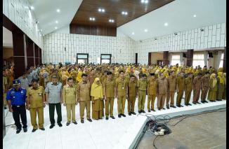 Bupati Solok Selatan, H. Khairunas upacara gabungan ASN di Aula Sarantau Sasurambi, Kantor Bupati Solok Selatan, Senin (12/6/2023).
