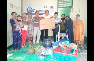 Pendiri Farah.id yang juga CEO RMOL.ID dan Ketua Umum PP JMSI, bapak Teguh Santosa memberi bantuan peralatan dapur untuk Rumah Singgah Novermal. (Sumber : Istimewa) 