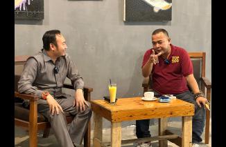 Sekretaris DPW PKS, Rahmat Saleh di podcast dengan 'Ngopi Toad' di Kupi Batigo kopi, Selasa, (20/6/2023) di Padang. (Sumber : Istimewa) 