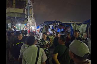 Wakil Walikota Padang H Ekos Albar malam-malam datangi pedagang di Pasar Raya, terutama pedagang di seputaran air mancur yang telah menahun mati. (Sumber : Istimewa) 