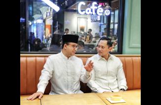 Ketua Umum Partai Demokrat, Agus Harimurti Yudhoyono (AHY) melepas keberangkatan Anies Baswedan untuk menunaikan Ibadah Haji 1444 H, Kamis (22/6/2023) di Bandara Soekarno-Hatta, Tangerang. (Sumber : Istimewa) 