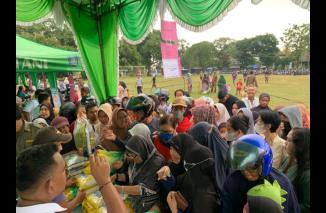 Pemkab Bangka Barat menggelar Gerakan Pangan Murah (GPM) menjelang Hari Raya Idul Adha 1444 H/2023 M, bertempat di lapangan Gelora Mentok Kabupaten Bangka Barat, Senin (26/6/2023). (Sumber : Istimewa) 