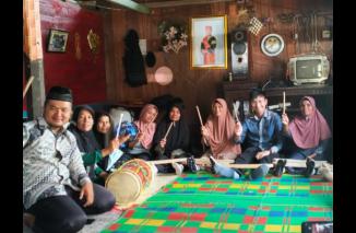 Ibrahim Irwan Prayitno Terkesima Saksikan Kesenian Talempong Kayu, di Nagari Batu Bajanjang Kecamatan Tigo Lurah Kabupaten Solok. (Sumber : Istimewa) 