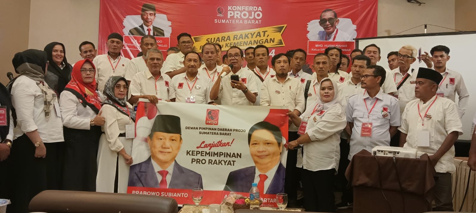 Relawan Ormas Pro-Jokowi (Projo) Sumatera Barat justru meletupkan Capres Prabowo dengan Cawapres Airlangga untuk Pilpres pada Pemilu 2024. (Sumber : Istimewa) 