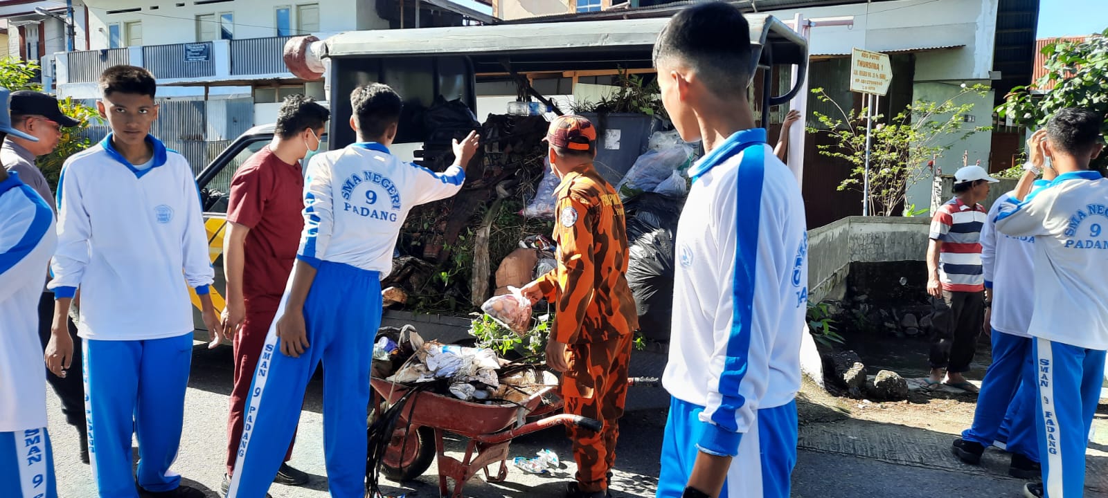 150 orang yang dikerahkan itu terdiri dari unsur TNI, Polri, Kecamatan Pauh, organisasi masyarakat (Ormas) hingga pelajar dalam rangka aksi bersih-bersih lingkungan. (Sumber : Istimewa)