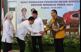 Paparan Genius Umar tentang tips menekan angka kemiskinan di depan Wakil Gubernur Bengkulu, serta disimak habis Wakil Walikota dan Wakil Bupati se Bengkulu, Rabu 12/7-2023 di Gedung Serba Guna Pemprov Bengkulu . (Sumber : Istimewa)
